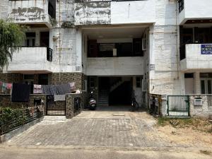 un edificio antiguo con una línea de ropa y un patio en Cozy Nest - Garden Facing Apartment with Kitchen en Chandigarh