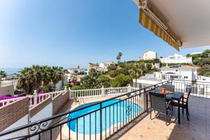 Un balcón con vista a una piscina. en Casa Leo holiday villa, en Mijas Costa