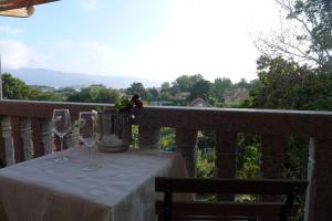 une table avec deux verres et un seau sur un balcon dans l'établissement Swimming pool, beach and garden in Nigran, à Nigrán