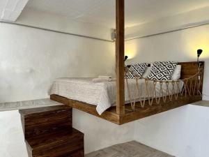 1 dormitorio con litera de madera en la pared en Amphora Guesthouse & Apartments, en Himare