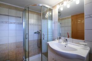Ванная комната в Hillside Private Villa Lefkada +35 фотографий