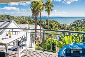 balcón con mesa, sillas y vistas al océano en Palm Beach Cottage with Private Spa Pool & Possibly a Cheap Car to rent, en Palm Beach