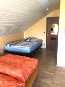Habitación con 2 camas y puerta a un dormitorio en Super XXL Ferienwohnung 73 qm, mit Balkon, en Cadolzburg