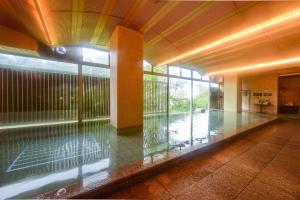日光的住宿－Ooedo Onsen Monogatari Hotel Kinugawa Gyoen，一间设有走廊和大玻璃窗的房间