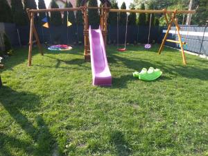un parco giochi con scivolo in erba di Domki letniskowe- Magnoliowa przystań a Firlej