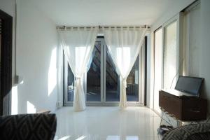 una sala de estar con una gran ventana con cortinas en Spring Night, en Jeonju