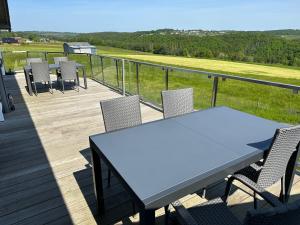 einen Tisch und Stühle auf einer Terrasse mit Aussicht in der Unterkunft Ferienwohnungen Eifelausblick in Hümmel