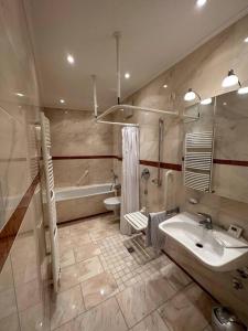 a bathroom with a sink and a tub and a toilet at Traumlage im Stadtzentrum von Detmold in Detmold