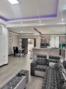 O bucătărie sau chicinetă la Splendid and modern 4 bedroom private villa with big pool near beach in flic en flac