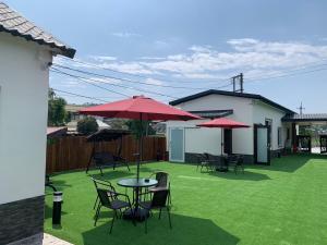 En hage utenfor Leju Diary B&B