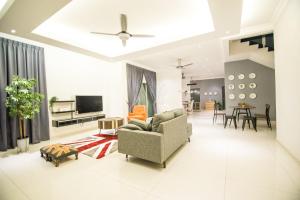 un soggiorno con divano e TV di The Duyong Dream a Malacca