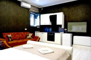 un soggiorno con divano e cucina di Arizet Boutique Mamaia a Mamaia