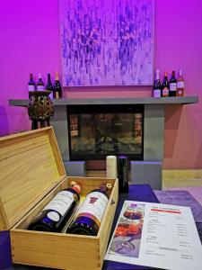una caja de madera con botellas de vino en una mesa en L'Address en Cotonú
