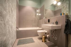 Ванная комната в Designer Loft-Ferienwohnung im Zentrum mit Tiefgaragen-Parkplatz, Waschmaschine und Privatterrasse +27 фотографий