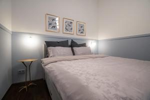 Кровать или кровати в номере Designer Loft-Ferienwohnung im Zentrum mit Tiefgaragen-Parkplatz, Waschmaschine und Privatterrasse