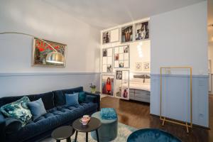 sala de estar con sofá azul y cama en Designer Loft-Ferienwohnung im Zentrum mit Waschmaschine und Privatterrasse, en Leipzig