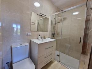 W łazience znajduje się prysznic, toaleta i umywalka. w obiekcie G&G Premium Los Alamos w mieście Torremolinos