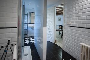 Koupelna v ubytování Santa Barbora, casa a 3 km de la playa + 17 fotografií