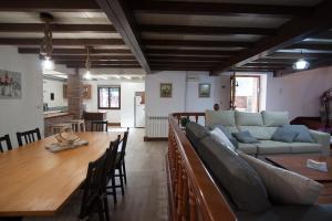 Posezení v ubytování Santa Barbora, casa a 3 km de la playa