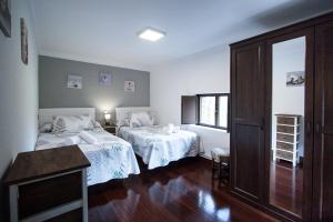 Postel nebo postele na pokoji v ubytování Santa Barbora, casa a 3 km de la playa