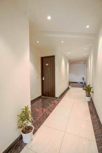 un pasillo vacío con macetas en un edificio en Hotel Paras, en Zirakpur