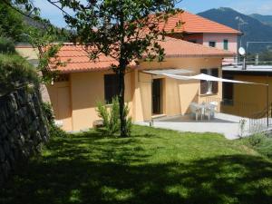 uma casa com um relvado em frente em casa nel verde della Val di Vara em Serò