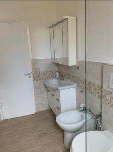 bagno con servizi igienici, lavandino e specchio di Ca' de natta a Sestri Levante