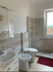セストリ・レヴァンテにあるCa' de nattaのバスルーム(洗面台、トイレ、シャワー付)