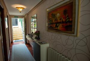 a hallway with a painting on the wall at Casa con terraza para 4 personas en Plentzia in Mendiondo