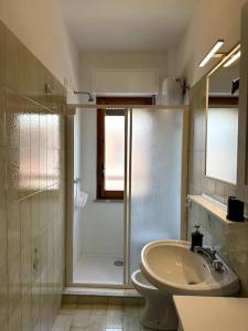 La salle de bains est pourvue d'une douche, d'un lavabo et de toilettes. dans l'établissement Angolo sole e mare, à Martinsicuro