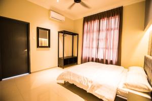 een slaapkamer met een bed en een groot raam bij The Duyong Dream in Melaka +149 foto's