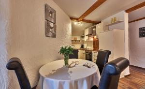 a table with a vase of flowers on it in a kitchen at Ferienwohnung Fritz in Bodenmais