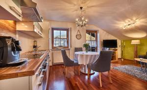 eine Küche mit einem Tisch und Stühlen im Zimmer in der Unterkunft Ferienwohnung Fritz in Bodenmais