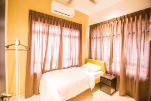 1 dormitorio con cama blanca y ventana en The Duyong Dream, en Melaka
