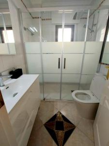 Ένα μπάνιο στο Casa Prins 2-bed apartment with stunning views