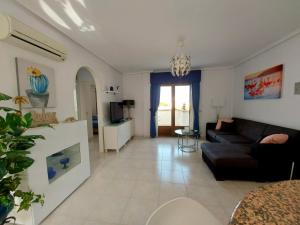 un soggiorno con divano e tavolo di Casa Prins 2-bed apartment with stunning views a Ciudad Quesada