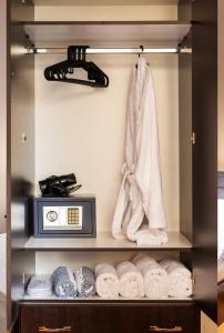 um quarto com uma prateleira com um rádio e toalhas em Charlie city center room em Atenas