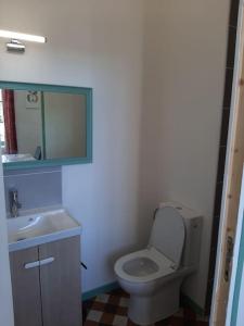 Ένα μπάνιο στο Appartement le Vigeant