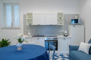 una cucina con tavolo e panna blu di Blumare Home a Vico Equense Altre 26 foto