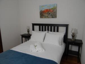 1 dormitorio con 1 cama con 2 toallas en Casa Luizinho, en Seixo da Beira