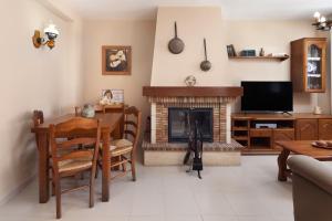 uma sala de estar com uma mesa e uma lareira em Monte Meru em Chilches