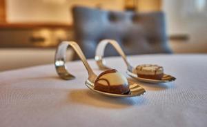 a pair of gold spoons sitting on top of a table at Ferienwohnung Fritz in Bodenmais