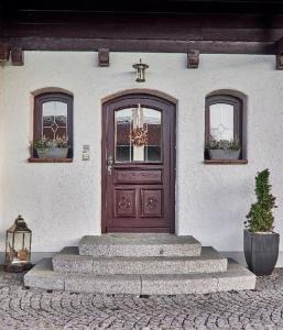 eine Eingangstür eines Hauses mit Treppen und Fenstern in der Unterkunft Ferienwohnung Fritz in Bodenmais