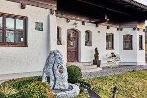 ein Haus mit einer Statue davor in der Unterkunft Ferienwohnung Fritz in Bodenmais