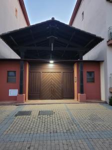 eine Garage mit zwei Holztüren auf einem Gebäude in der Unterkunft Islantilla Centro Primera Linea in Islantilla