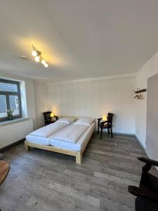 1 dormitorio con 1 cama grande y 1 mesa en Gaststätte Brandenburg (Ferienwohnung), en Nordhausen