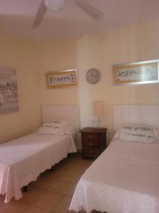 2 Betten in einem Zimmer mit in der Unterkunft Islantilla Centro Primera Linea in Islantilla