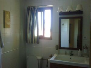 uma casa de banho com um lavatório, um WC e um espelho. em Islantilla Centro Primera Linea em Islantilla