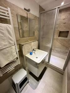 a bathroom with a sink and a shower at Gaststätte Brandenburg (Ferienwohnung) in Nordhausen