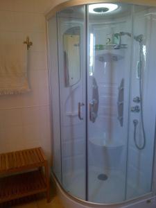 eine Dusche mit Glastür im Bad in der Unterkunft Islantilla Centro Primera Linea in Islantilla